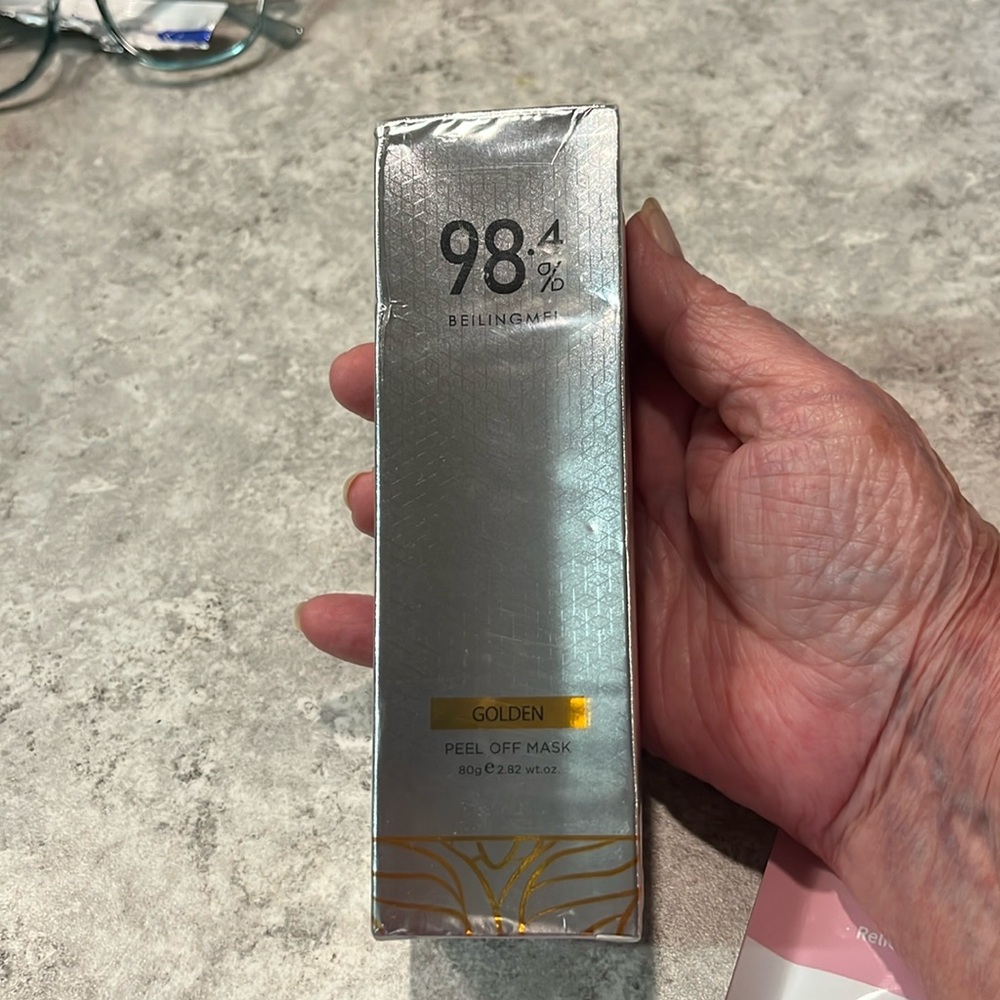 NWOT NEW - 98.4% Beilingmei Golden Peel Off Mask